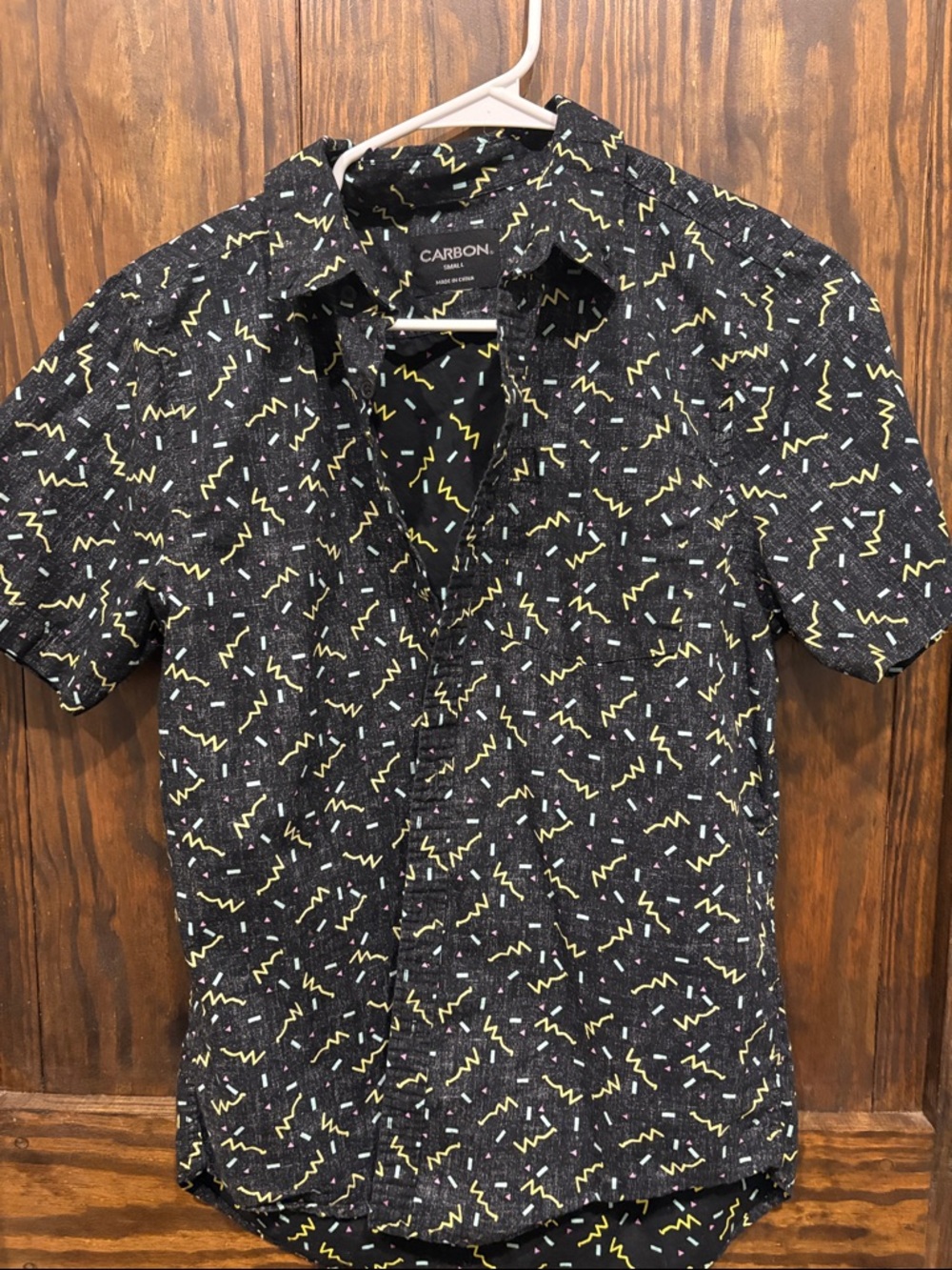 Carbon Men's Black Short-Sleeve Button-Up Shirt with Yellow & White Zigzag Print
